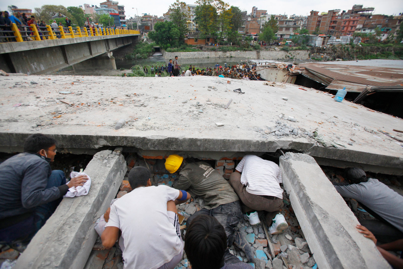 Illustration for article titled Photos from the devastating 7.8 magnitude earthquake in Nepal